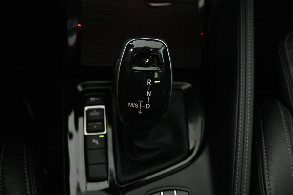 BMW X1 SDrive20i Corporate Lease High Executive (PANORAMADAK, TREKHAAK, CRUISE ADAPTIEF, HEAD-UP, AUTOMAAT, DEALER ONDERHOUDEN)