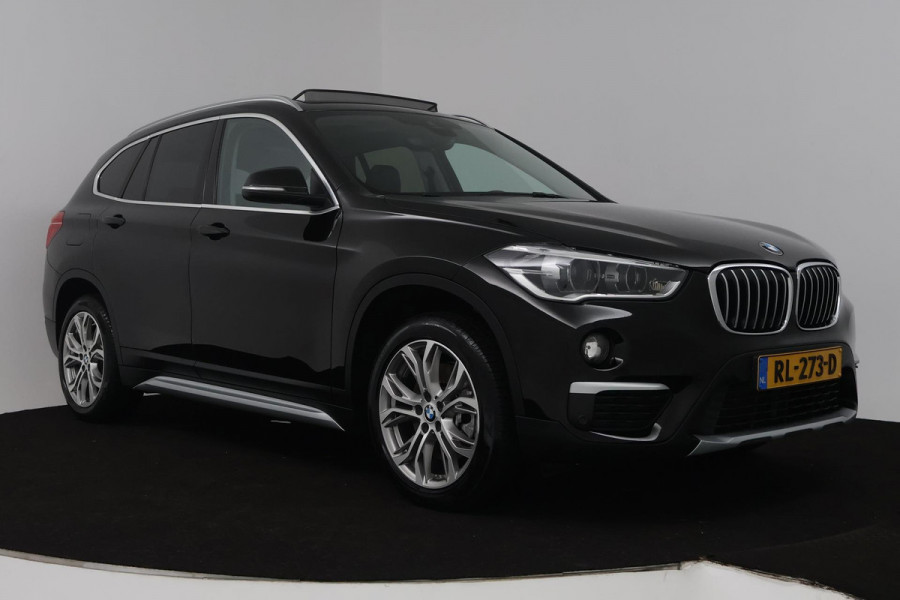 BMW X1 SDrive20i Corporate Lease High Executive (PANORAMADAK, TREKHAAK, CRUISE ADAPTIEF, HEAD-UP, AUTOMAAT, DEALER ONDERHOUDEN)