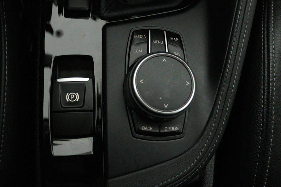 BMW X1 SDrive20i Corporate Lease High Executive (PANORAMADAK, TREKHAAK, CRUISE ADAPTIEF, HEAD-UP, AUTOMAAT, DEALER ONDERHOUDEN)