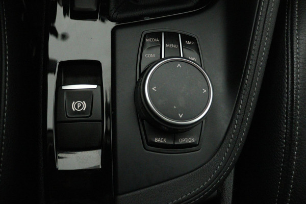 BMW X1 SDrive20i Corporate Lease High Executive (PANORAMADAK, TREKHAAK, CRUISE ADAPTIEF, HEAD-UP, AUTOMAAT, DEALER ONDERHOUDEN)