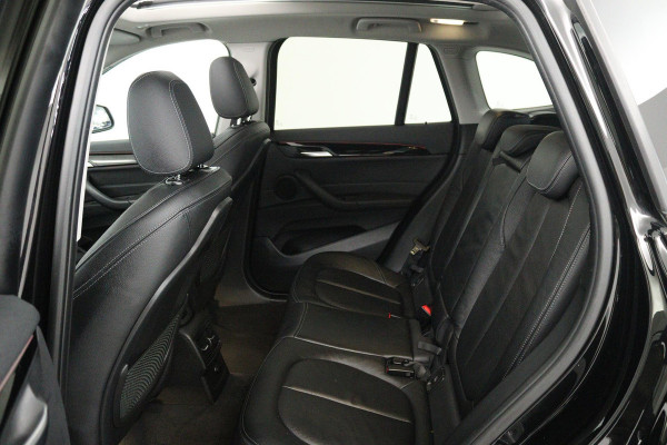 BMW X1 SDrive20i Corporate Lease High Executive (PANORAMADAK, TREKHAAK, CRUISE ADAPTIEF, HEAD-UP, AUTOMAAT, DEALER ONDERHOUDEN)
