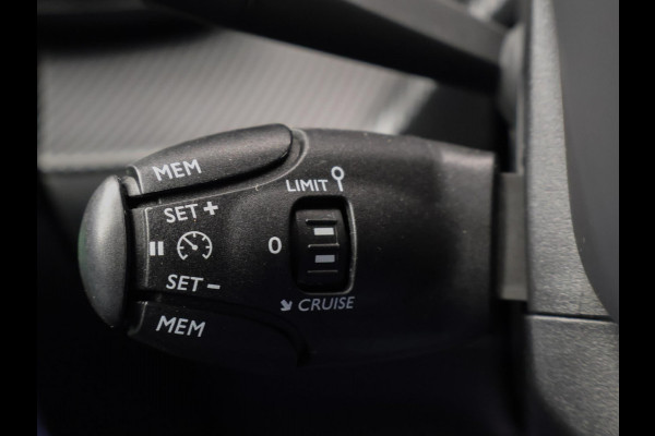 Peugeot 208 1.2 PureTech GT-line (APPLE CARPLAY,CAMERA,LED,NAVI,CRUISE,CLIMATE,SPORTSTOELEN,GETINT,LM VELGEN,NETTESTAAT)