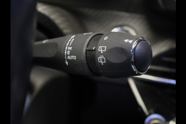 Peugeot 208 1.2 PureTech GT-line (APPLE CARPLAY,CAMERA,LED,NAVI,CRUISE,CLIMATE,SPORTSTOELEN,GETINT,LM VELGEN,NETTESTAAT)