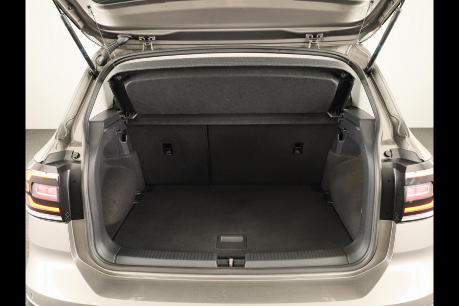 Volkswagen T-Cross 1.0 TSI Life | Navigatie | Parkeersensoren | Adaptieve cruise control | Trekhaak |