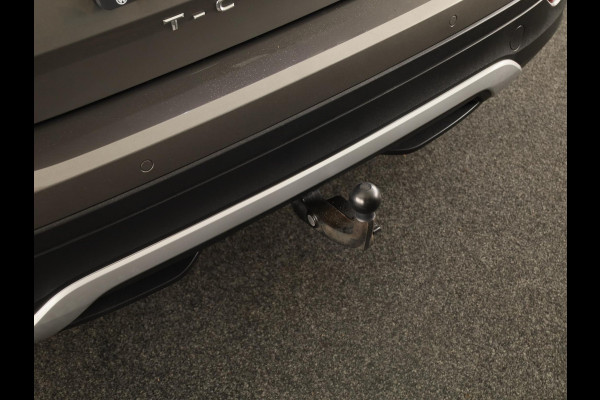 Volkswagen T-Cross 1.0 TSI Life | Navigatie | Parkeersensoren | Adaptieve cruise control | Trekhaak |