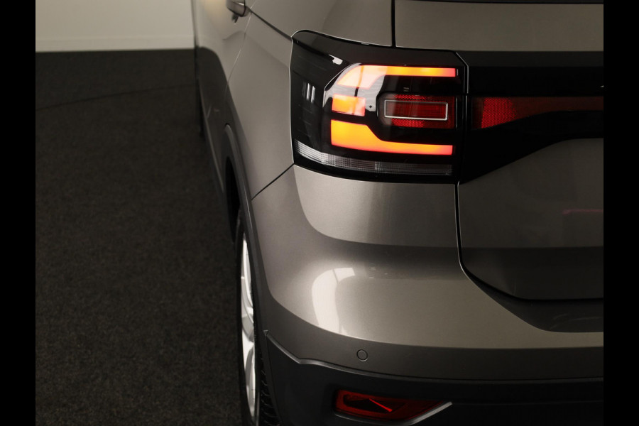 Volkswagen T-Cross 1.0 TSI Life | Navigatie | Parkeersensoren | Adaptieve cruise control | Trekhaak |