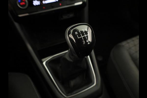 Volkswagen T-Cross 1.0 TSI Life | Navigatie | Parkeersensoren | Adaptieve cruise control | Trekhaak |