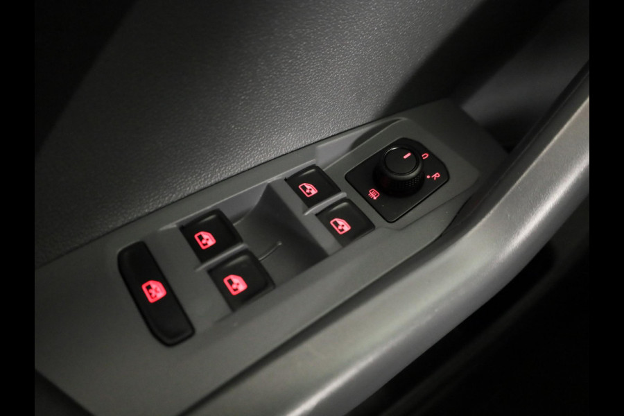 Volkswagen T-Cross 1.0 TSI Life | Navigatie | Parkeersensoren | Adaptieve cruise control | Trekhaak |