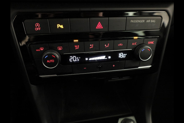 Volkswagen T-Cross 1.0 TSI Life | Navigatie | Parkeersensoren | Adaptieve cruise control | Trekhaak |