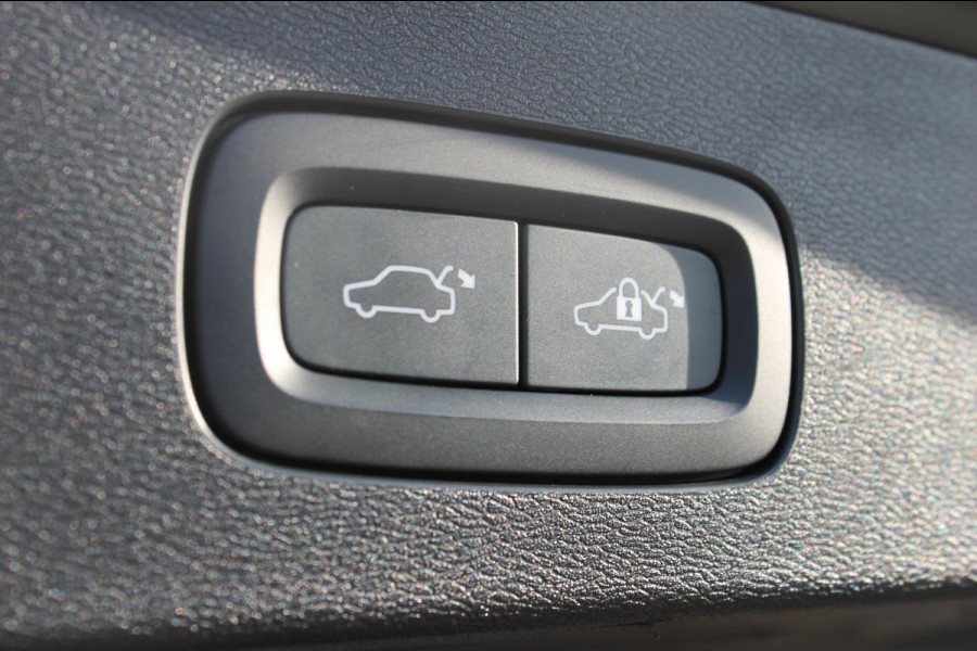 Volvo V60 T6 350PK Automaat Recharge AWD Inscription Panoramisch schuif-kanteldak / Semi elektrisch wegklapbare trekhaak / DAB+ / Apple Carplay / Lederen bekleding / 360graden camera