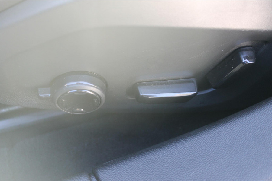 Volvo V60 T6 350PK Automaat Recharge AWD Inscription Panoramisch schuif-kanteldak / Semi elektrisch wegklapbare trekhaak / DAB+ / Apple Carplay / Lederen bekleding / 360graden camera