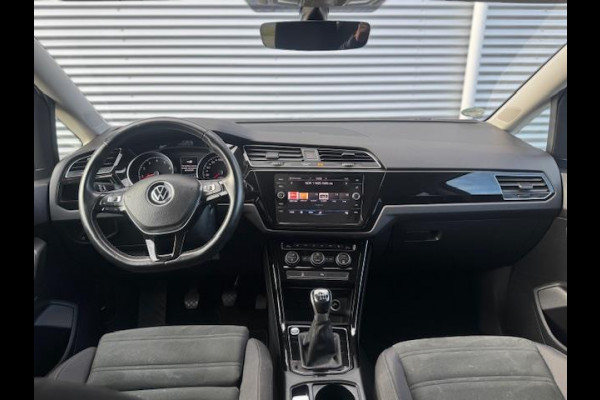 Volkswagen Touran 1.5 TSI R-Line Exclusive 7p,afn.Trekhaak,Navigatie,parkeersensoren/Camera,stoelverwarming,