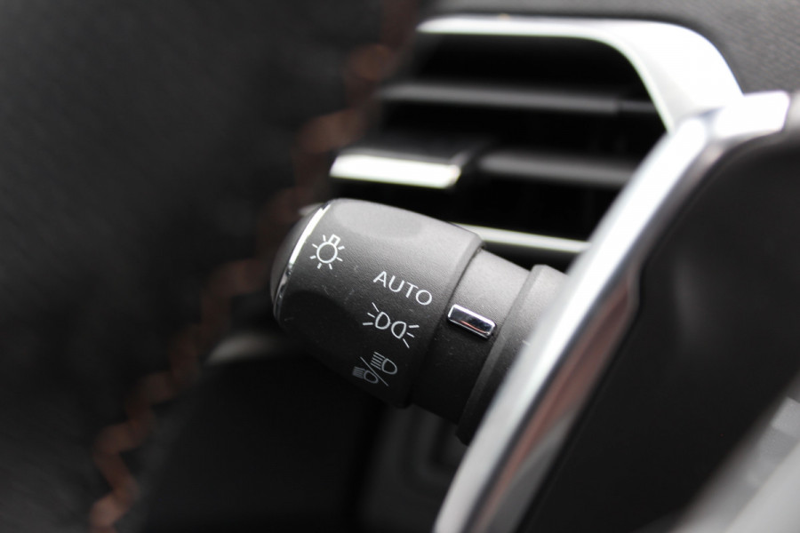 Peugeot 3008 1.6 HYbrid 225 GT | Panoramadak | All-season | BLIS | Adaptieve Cruise | Navigatie