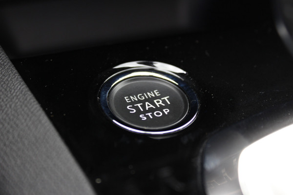 Peugeot 3008 1.6 HYbrid 225 GT | Panoramadak | All-season | BLIS | Adaptieve Cruise | Navigatie
