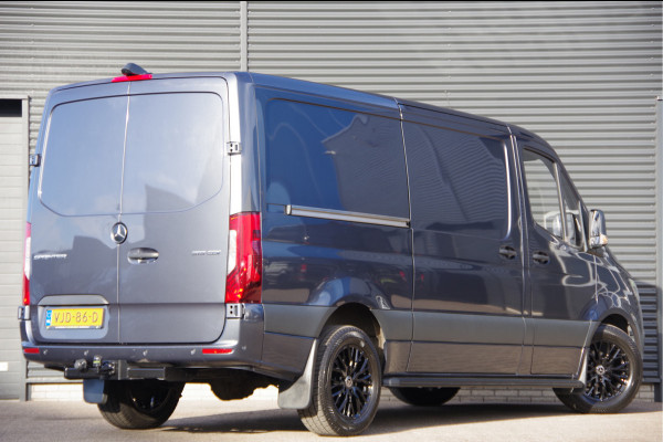 Mercedes-Benz Sprinter 319 3.0 CDI V6 L2H1 3-ZITS, AUT. LED, 3.5T TREKHAAK, MBUX 10'', CAMERA, CRUISE, NAVI, CLIMA, PARKEERSENSOREN