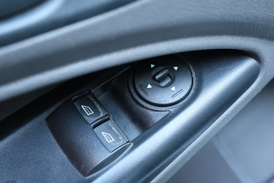 Ford Transit Connect 1.5 EcoBlue L2 120 PK | CarPlay | Camera | Stoelverwarming | Betimmering | PDC V+A | 3-Zitter | Airco | Nieuwe APK | Dealer onderhouden | Euro 6