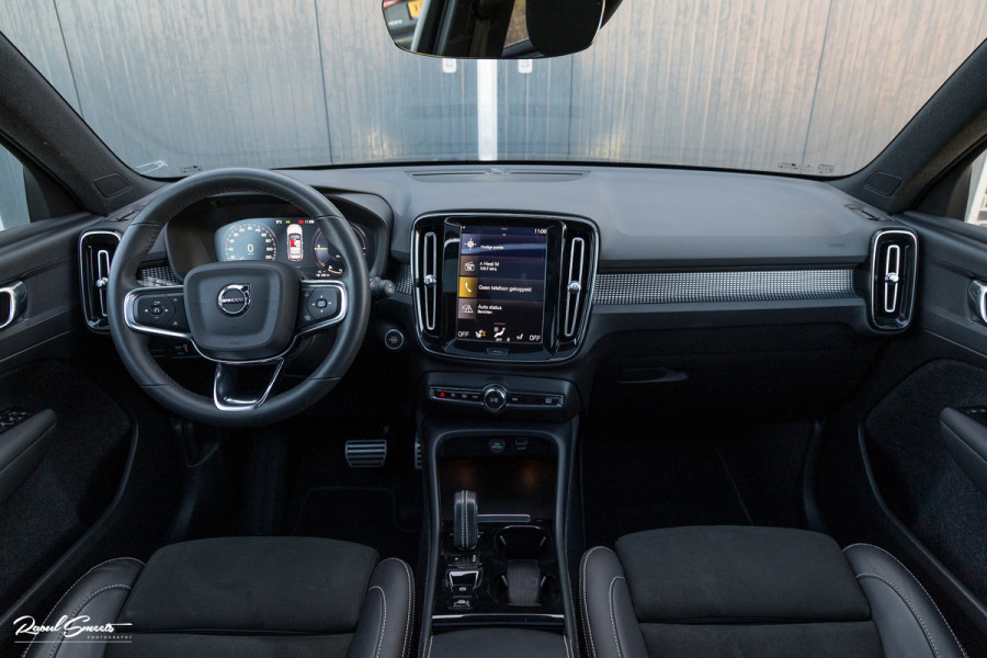 Volvo XC40 1.5 T4 Recharge R-Design Plug-in hybrid | Adaptieve cruise | Panorama dak | 360 Camera |