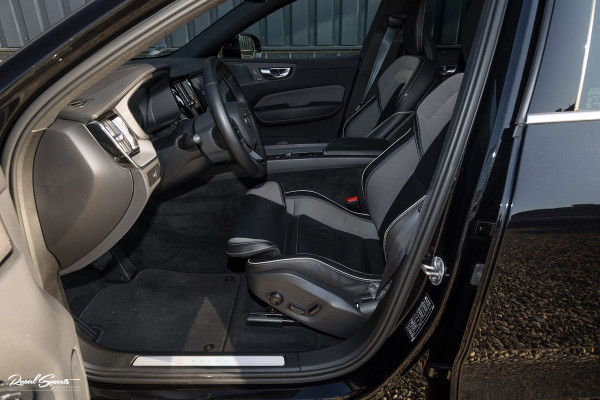 Volvo XC60 B4 Ultimate Bright | Adaptieve cruise | Panorama dak | Zwenkbare trekhaak | Head-up | Blis |