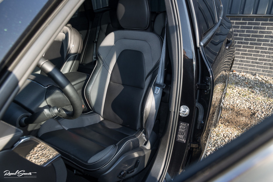 Volvo XC60 B4 Ultimate Bright | Adaptieve cruise | Panorama dak | Zwenkbare trekhaak | Head-up | Blis |