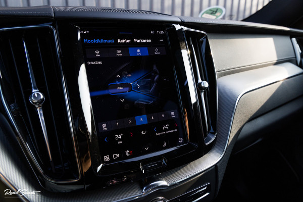 Volvo XC60 B4 Ultimate Bright | Adaptieve cruise | Panorama dak | Zwenkbare trekhaak | Head-up | Blis |