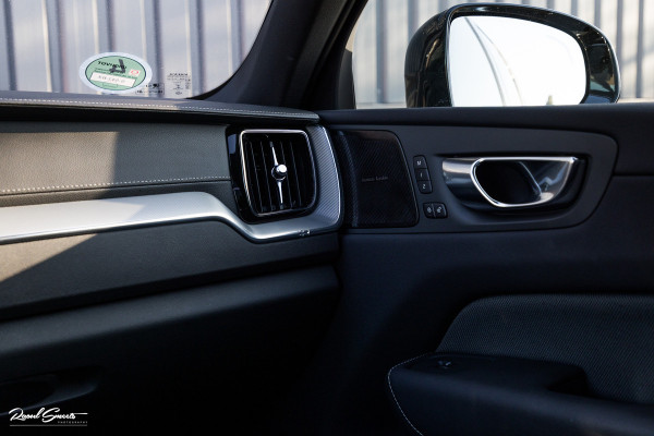 Volvo XC60 B4 Ultimate Bright | Adaptieve cruise | Panorama dak | Zwenkbare trekhaak | Head-up | Blis |