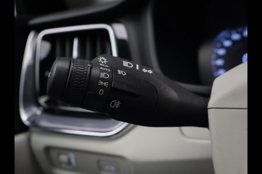 Volvo V60 2.0 T5 Sport (APPLE CARPLAY,NAVI,CAMERA,SPORTSTOELEN,LED,PDC,GETINT,NETTESTAAT)