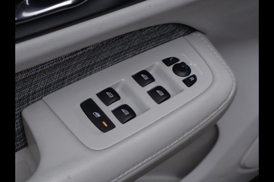 Volvo V60 2.0 T5 Sport (APPLE CARPLAY,NAVI,CAMERA,SPORTSTOELEN,LED,PDC,GETINT,NETTESTAAT)