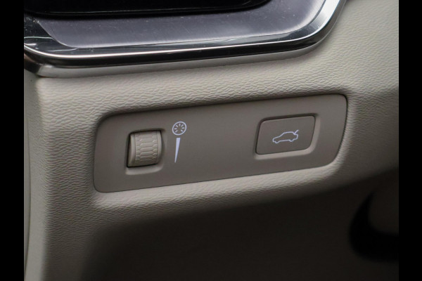 Volvo V60 2.0 T5 Sport (APPLE CARPLAY,NAVI,CAMERA,SPORTSTOELEN,LED,PDC,GETINT,NETTESTAAT)