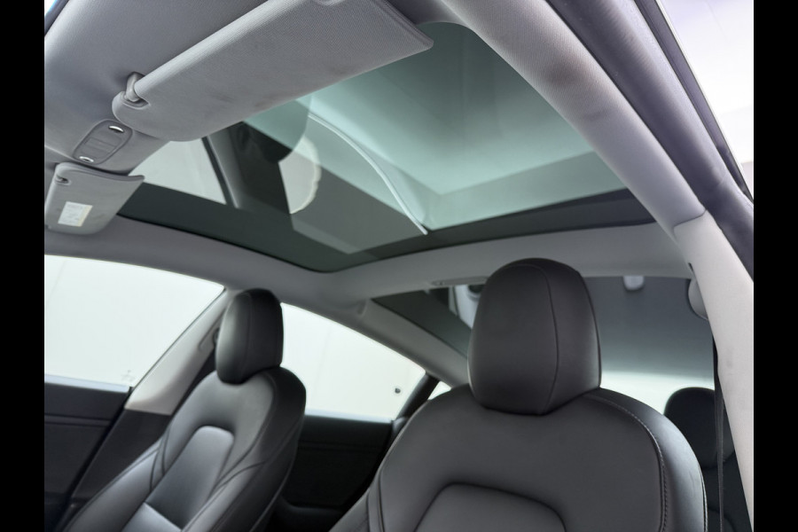 Tesla Model 3 RWD SR plus 325PK SOH 93% LFP Accu Lmv 18" AutoPilot Leder Panoramadak Adaptive-Cruise Camera's Elektr.-Stuur+Stoelen+Spiegels+G Navi LED DAB Voorverwarmen interieur via App Keyless One-Pedal-Drive 1e Eigenaar Origineel Nederlandse Auto Fabrieksgarantie op Accu en Motor tot 11-12-2028/160.000km