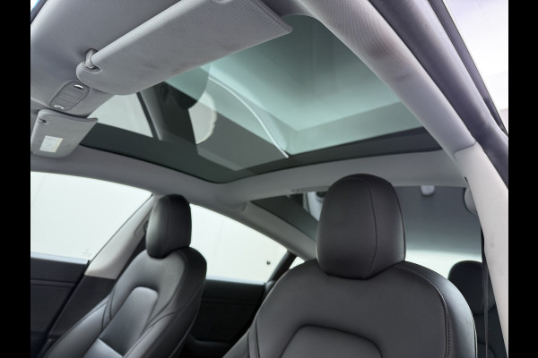 Tesla Model 3 RWD SR plus 325PK SOH 93% LFP Accu Lmv 18" AutoPilot Leder Panoramadak Adaptive-Cruise Camera's Elektr.-Stuur+Stoelen+Spiegels+G Navi LED DAB Voorverwarmen interieur via App Keyless One-Pedal-Drive 1e Eigenaar Origineel Nederlandse Auto Fabrieksgarantie op Accu en Motor tot 11-12-2028/160.000km