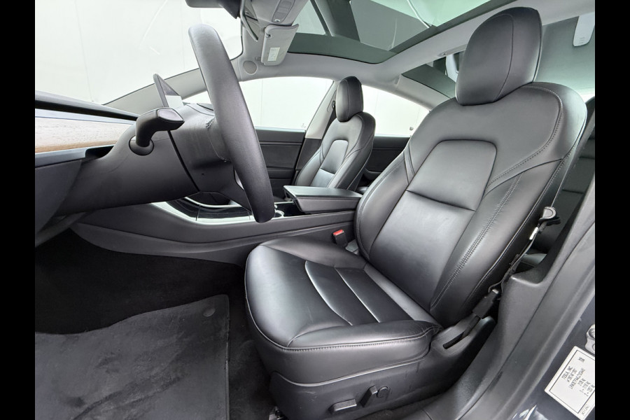 Tesla Model 3 RWD SR plus 325PK SOH 93% LFP Accu Lmv 18" AutoPilot Leder Panoramadak Adaptive-Cruise Camera's Elektr.-Stuur+Stoelen+Spiegels+G Navi LED DAB Voorverwarmen interieur via App Keyless One-Pedal-Drive 1e Eigenaar Origineel Nederlandse Auto Fabrieksgarantie op Accu en Motor tot 11-12-2028/160.000km