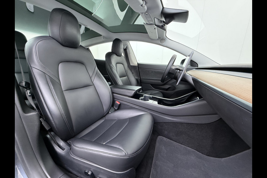 Tesla Model 3 RWD SR plus 325PK SOH 93% LFP Accu Lmv 18" AutoPilot Leder Panoramadak Adaptive-Cruise Camera's Elektr.-Stuur+Stoelen+Spiegels+G Navi LED DAB Voorverwarmen interieur via App Keyless One-Pedal-Drive 1e Eigenaar Origineel Nederlandse Auto Fabrieksgarantie op Accu en Motor tot 11-12-2028/160.000km