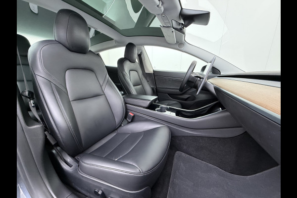 Tesla Model 3 RWD SR plus 325PK SOH 93% LFP Accu Lmv 18" AutoPilot Leder Panoramadak Adaptive-Cruise Camera's Elektr.-Stuur+Stoelen+Spiegels+G Navi LED DAB Voorverwarmen interieur via App Keyless One-Pedal-Drive 1e Eigenaar Origineel Nederlandse Auto Fabrieksgarantie op Accu en Motor tot 11-12-2028/160.000km