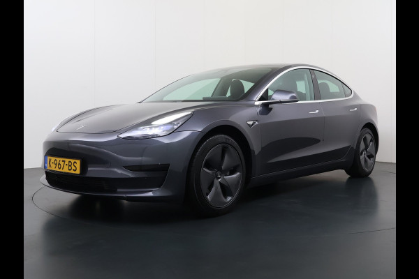Tesla Model 3 RWD SR plus 325PK SOH 93% LFP Accu Lmv 18" AutoPilot Leder Panoramadak Adaptive-Cruise Camera's Elektr.-Stuur+Stoelen+Spiegels+G Navi LED DAB Voorverwarmen interieur via App Keyless One-Pedal-Drive 1e Eigenaar Origineel Nederlandse Auto Fabrieksgarantie op Accu en Motor tot 11-12-2028/160.000km