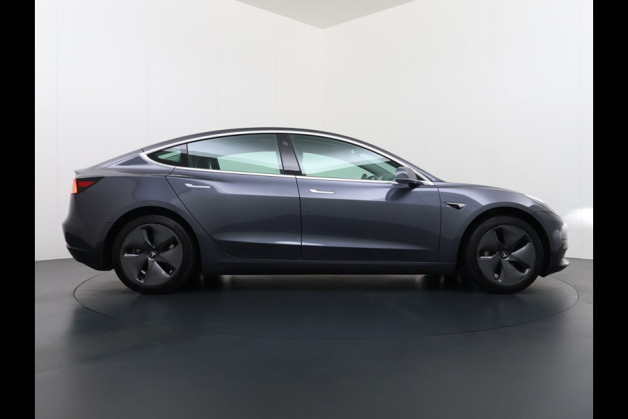 Tesla Model 3 RWD SR plus 325PK SOH 93% LFP Accu Lmv 18" AutoPilot Leder Panoramadak Adaptive-Cruise Camera's Elektr.-Stuur+Stoelen+Spiegels+G Navi LED DAB Voorverwarmen interieur via App Keyless One-Pedal-Drive 1e Eigenaar Origineel Nederlandse Auto Fabrieksgarantie op Accu en Motor tot 11-12-2028/160.000km