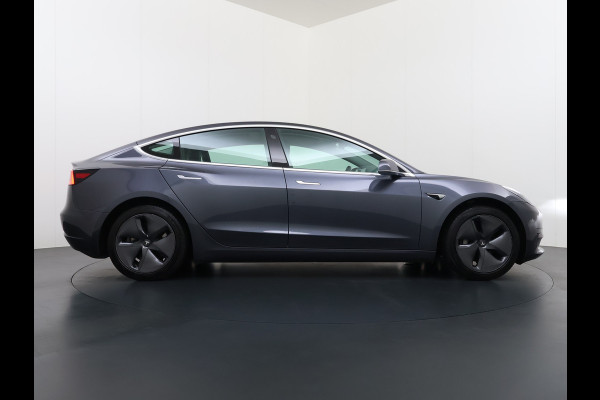 Tesla Model 3 RWD SR plus 325PK SOH 93% LFP Accu Lmv 18" AutoPilot Leder Panoramadak Adaptive-Cruise Camera's Elektr.-Stuur+Stoelen+Spiegels+G Navi LED DAB Voorverwarmen interieur via App Keyless One-Pedal-Drive 1e Eigenaar Origineel Nederlandse Auto Fabrieksgarantie op Accu en Motor tot 11-12-2028/160.000km