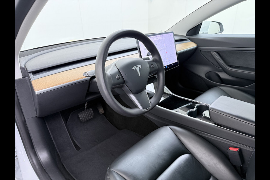 Tesla Model 3 RWD SR plus 325PK SOH 93% LFP Accu Lmv 18" AutoPilot Leder Panoramadak Adaptive-Cruise Camera's Elektr.-Stuur+Stoelen+Spiegels+G Navi LED DAB Voorverwarmen interieur via App Keyless One-Pedal-Drive 1e Eigenaar Origineel Nederlandse Auto Fabrieksgarantie op Accu en Motor tot 10-12-2028/160.000km