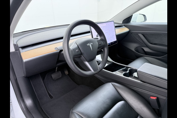Tesla Model 3 RWD SR plus 325PK SOH 93% LFP Accu Lmv 18" AutoPilot Leder Panoramadak Adaptive-Cruise Camera's Elektr.-Stuur+Stoelen+Spiegels+G Navi LED DAB Voorverwarmen interieur via App Keyless One-Pedal-Drive 1e Eigenaar Origineel Nederlandse Auto Fabrieksgarantie op Accu en Motor tot 10-12-2028/160.000km