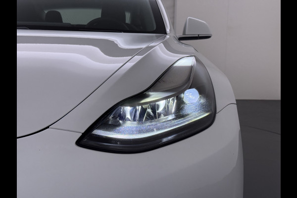 Tesla Model 3 RWD SR plus 325PK SOH 93% LFP Accu Lmv 18" AutoPilot Leder Panoramadak Adaptive-Cruise Camera's Elektr.-Stuur+Stoelen+Spiegels+G Navi LED DAB Voorverwarmen interieur via App Keyless One-Pedal-Drive 1e Eigenaar Origineel Nederlandse Auto Fabrieksgarantie op Accu en Motor tot 10-12-2028/160.000km