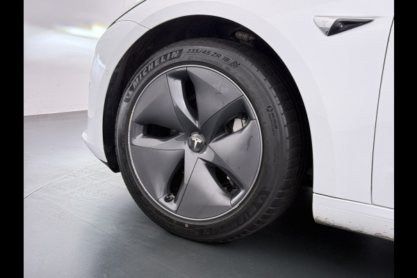 Tesla Model 3 RWD SR plus 325PK SOH 93% LFP Accu Lmv 18" AutoPilot Leder Panoramadak Adaptive-Cruise Camera's Elektr.-Stuur+Stoelen+Spiegels+G Navi LED DAB Voorverwarmen interieur via App Keyless One-Pedal-Drive 1e Eigenaar Origineel Nederlandse Auto Fabrieksgarantie op Accu en Motor tot 10-12-2028/160.000km