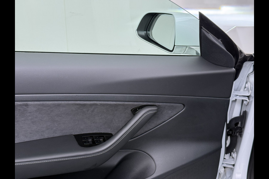 Tesla Model 3 RWD SR plus 325PK SOH 93% LFP Accu Lmv 18" AutoPilot Leder Panoramadak Adaptive-Cruise Camera's Elektr.-Stuur+Stoelen+Spiegels+G Navi LED DAB Voorverwarmen interieur via App Keyless One-Pedal-Drive 1e Eigenaar Origineel Nederlandse Auto Fabrieksgarantie op Accu en Motor tot 10-12-2028/160.000km