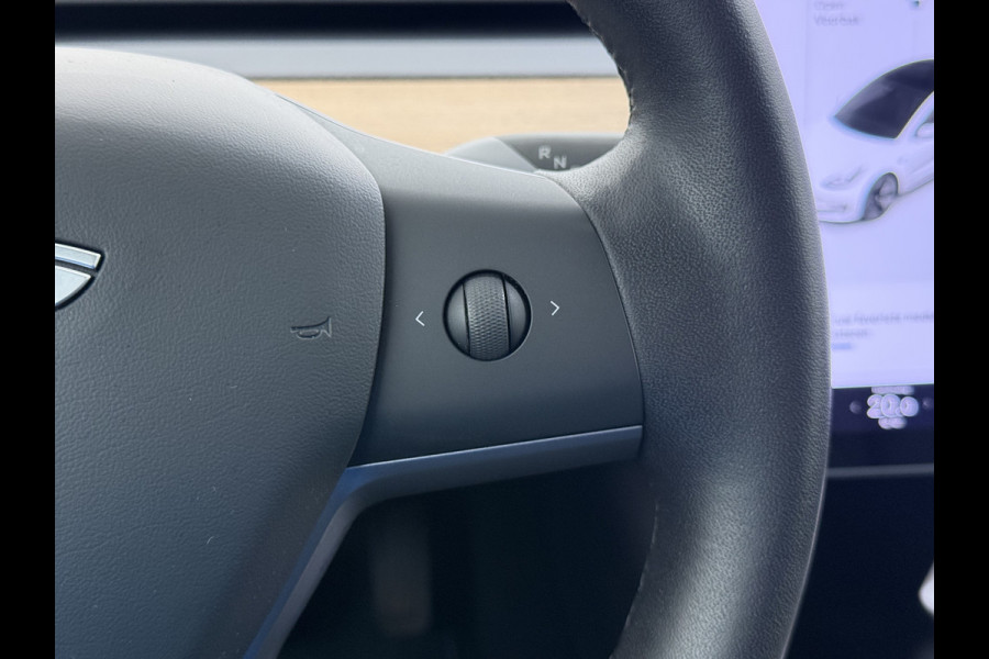 Tesla Model 3 RWD SR plus 325PK SOH 93% LFP Accu Lmv 18" AutoPilot Leder Panoramadak Adaptive-Cruise Camera's Elektr.-Stuur+Stoelen+Spiegels+G Navi LED DAB Voorverwarmen interieur via App Keyless One-Pedal-Drive 1e Eigenaar Origineel Nederlandse Auto Fabrieksgarantie op Accu en Motor tot 10-12-2028/160.000km