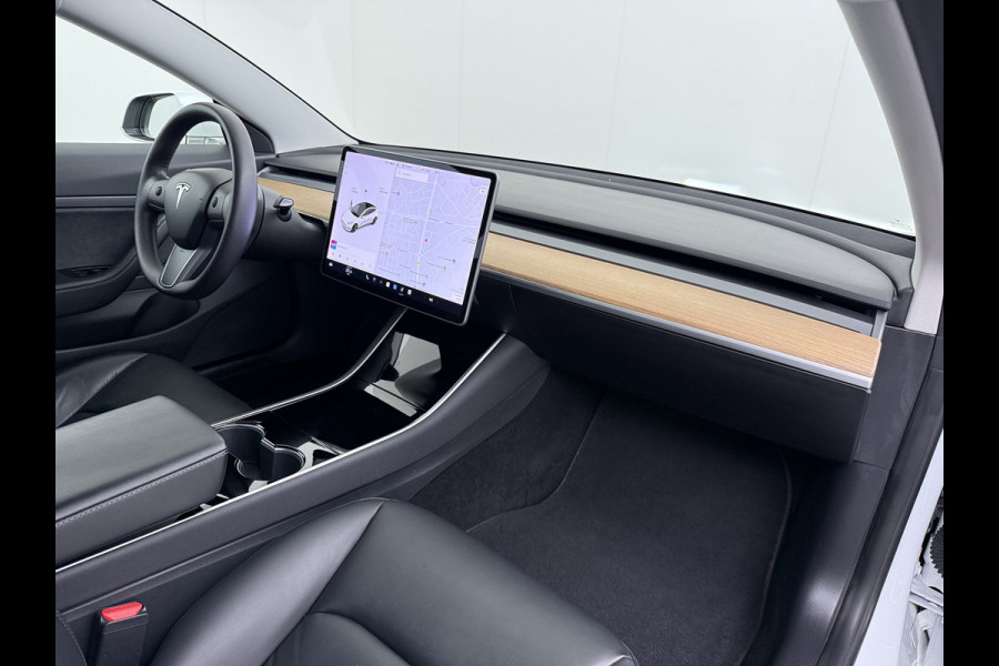 Tesla Model 3 RWD SR plus 325PK SOH 93% LFP Accu Lmv 18" AutoPilot Leder Panoramadak Adaptive-Cruise Camera's Elektr.-Stuur+Stoelen+Spiegels+G Navi LED DAB Voorverwarmen interieur via App Keyless One-Pedal-Drive 1e Eigenaar Origineel Nederlandse Auto Fabrieksgarantie op Accu en Motor tot 10-12-2028/160.000km