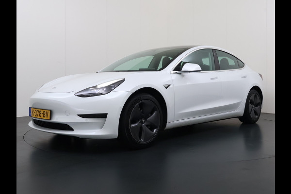 Tesla Model 3 RWD SR plus 325PK SOH 93% LFP Accu Lmv 18" AutoPilot Leder Panoramadak Adaptive-Cruise Camera's Elektr.-Stuur+Stoelen+Spiegels+G Navi LED DAB Voorverwarmen interieur via App Keyless One-Pedal-Drive 1e Eigenaar Origineel Nederlandse Auto Fabrieksgarantie op Accu en Motor tot 10-12-2028/160.000km