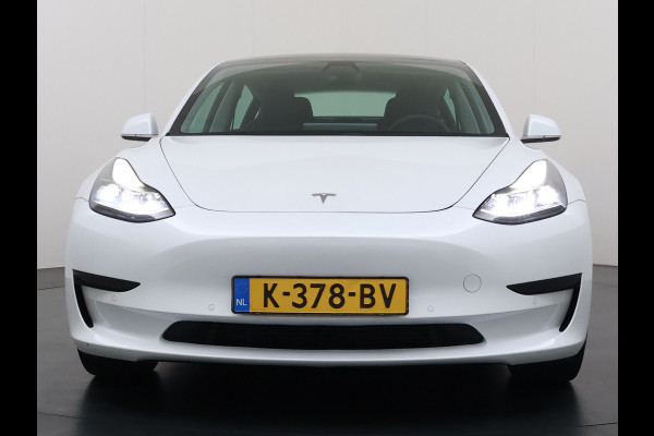 Tesla Model 3 RWD SR plus 325PK SOH 93% LFP Accu Lmv 18" AutoPilot Leder Panoramadak Adaptive-Cruise Camera's Elektr.-Stuur+Stoelen+Spiegels+G Navi LED DAB Voorverwarmen interieur via App Keyless One-Pedal-Drive 1e Eigenaar Origineel Nederlandse Auto Fabrieksgarantie op Accu en Motor tot 10-12-2028/160.000km