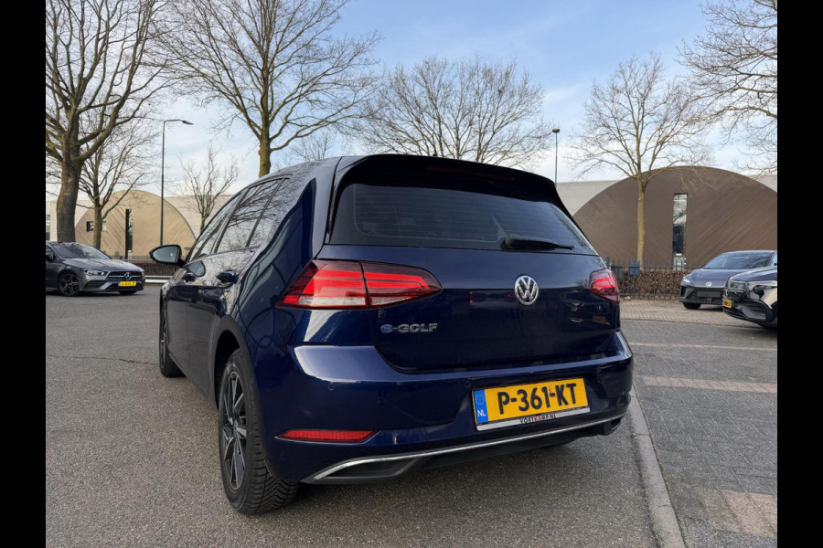 Volkswagen e-Golf e-Golf SOH 90% | WARMTEPOMP | CAMERA | VIRTUAL DASH | DODE HOEK | CARPLAY | STOELVERWARMING | ALL SEASON BANDEN | KEYLESS START & GO | RIJKLAAR INCL. 12 MND BOVAG GARANTIE