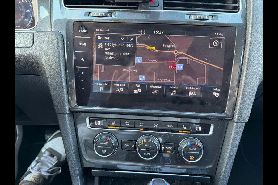 Volkswagen e-Golf e-Golf SOH 90% | WARMTEPOMP | CAMERA | VIRTUAL DASH | DODE HOEK | CARPLAY | STOELVERWARMING | ALL SEASON BANDEN | KEYLESS START & GO | RIJKLAAR INCL. 12 MND BOVAG GARANTIE