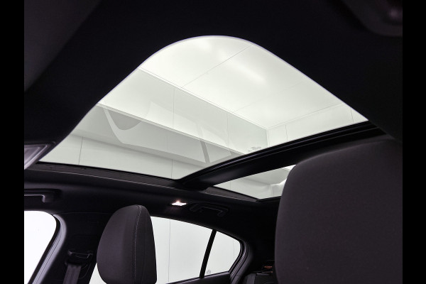 Ford Focus 1.5 Automaat 150PK Active X 5Drs. / Panorama dak / B&O Audio / Pdc.+Camera / Navigatie / Airco-ecc. / Apk 01-2027