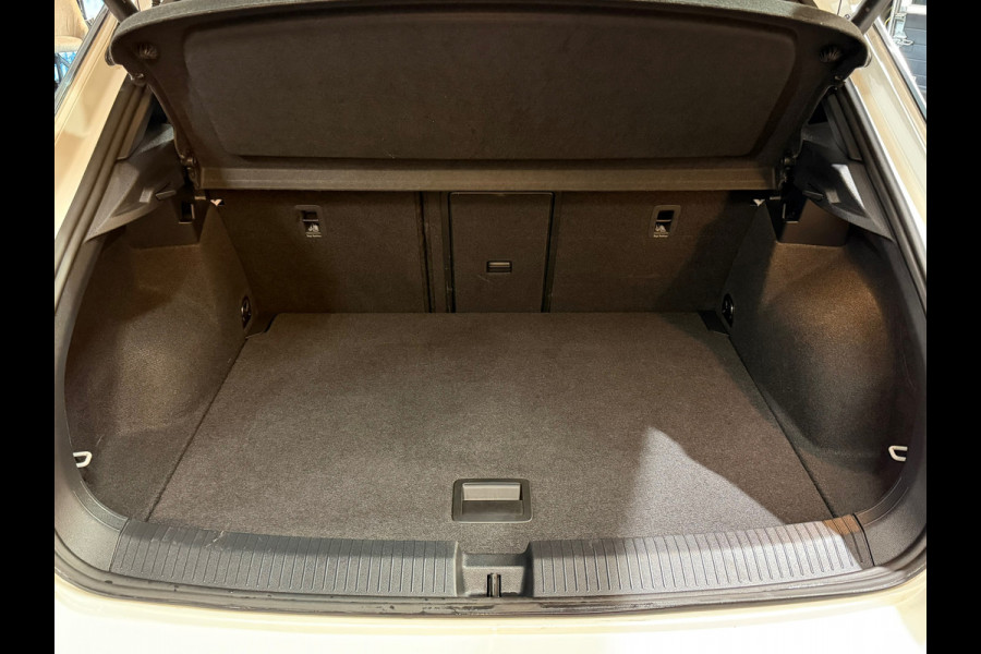 Volkswagen T-Roc 1.5 TSI R-Line Business+ |PANORAMADAK|BEATS BY DRE|MASSAGE|IQ LIGHTS|KEYLESS|DEALER ONDERHOUDEN|TREKHAAK|SFEERVER