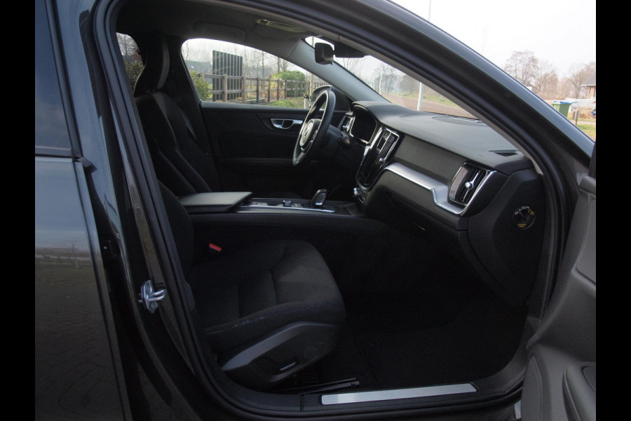 Volvo V60 2.0 B3 Momentum Advantage | Camera | Trekhaak | Apple Carplay | Cruise Control |